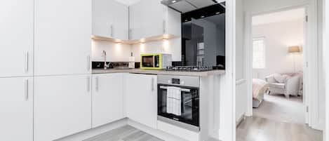 Elite Apartment | Private kitchen | Full-size fridge, microwave, oven, stovetop