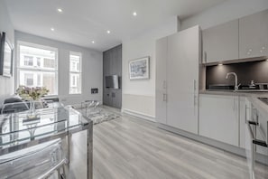 Appartement « Premier », 2 chambres | Coin séjour | Télévision à écran plat de 42 pouces avec chaînes numériques, télévision
