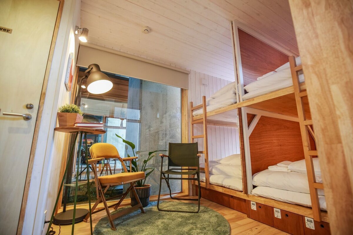 Talo (Tiny, Private Room) | Tallelokero huoneessa, työpöytä, ilmainen Wi-Fi, vuodevaatteet