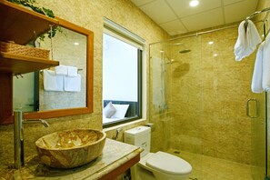 Produtos de toalete grátis, secador de cabelo, roupões de banho 