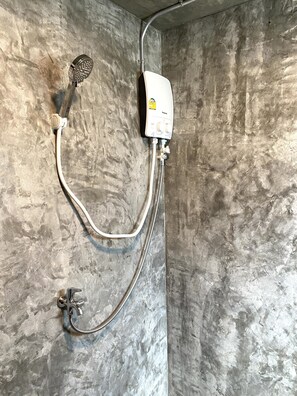 Klassieke kamer | Badkamer | Een douche, gratis toiletartikelen, handdoeken