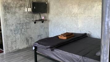 Classic Room | Individually decorated, desk, laptop workspace, free WiFi