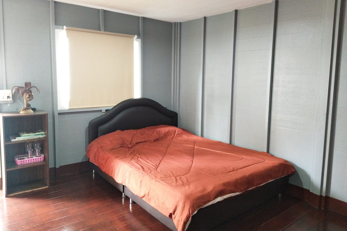 Bungalow with Sea View | Decoración personalizada, escritorio y espacio para trabajar con laptop
