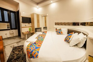 Desk, free WiFi, bed sheets, wheelchair access - FabHotel Hindustan Deluxe (New Delhi)