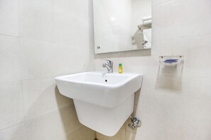 Kamar Double Premium, 1 Tempat Tidur Double, Bebas Asap Rokok | Kamar mandi | Shower dan handuk