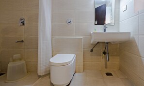 Habitación doble Deluxe, 1 cama Queen size, con acceso para personas discapacitadas | Baño | Regadera, regadera tipo lluvia, amenidades de baño gratuitas, toallas 