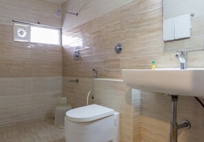 Deluxe Double Room, 1 Queen Bed, Accessible | Bathroom | Shower, rainfall showerhead, free toiletries, towels