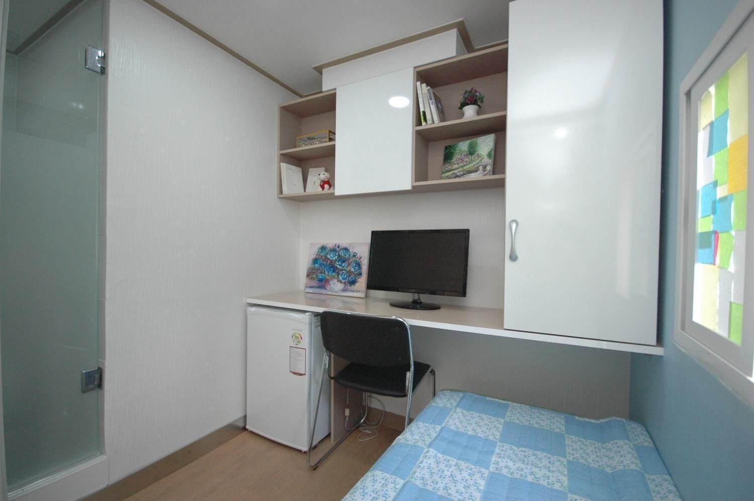 Desk, soundproofing, free WiFi