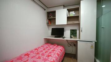 Type B | Desk, soundproofing, WiFi (free)
