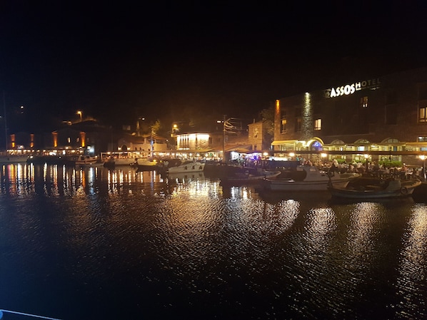 On the beach - Assos Dr No Pansiyon (Ayvacik)