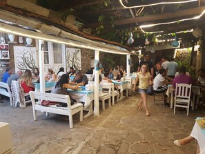 Petit déjeuner, déjeuner et dîner servis sur place