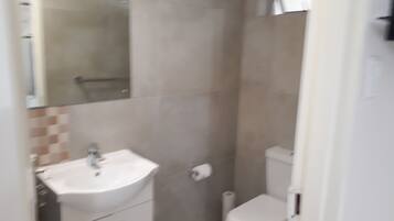 Cottage, phù hợp cho người khuyết tật, quang cảnh núi | Phòng tắm | Buồng tắm vòi sen