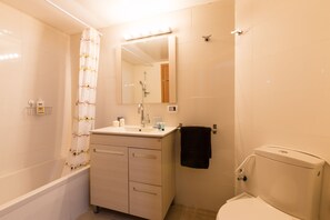 Bathroom - Luminous & Modern. Sea View and Parking (Bat Yam)