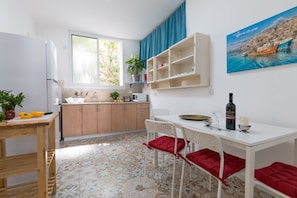 Departamento, 2 habitaciones | Cocina privada | Refrigerador, microondas, horno y parrilla de estufa 