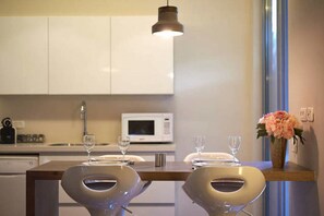 Refrigerador con freezer, microondas, horno, placa de cocina