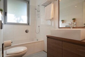 Apartamento Deluxe, 2 habitaciones | Baño | Bañera, bañera profunda y artículos de higiene personal gratuitos