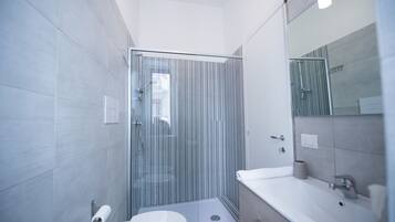 Shower, free toiletries, hair dryer, bidet