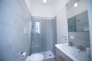 Shower, free toiletries, hair dryer, bidet - Panta Rei B&B (Salerno)