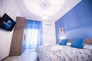 Phòng 3 tiện nghi đơn giản, ban công | Két bảo mật tại phòng, trang trí khác biệt, bàn 