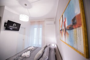 Phòng 3 phong cách cổ điển, ban công | Két bảo mật tại phòng, trang trí khác biệt, bàn 