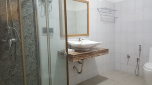 Chambre Double Deluxe | Salle de bain | Douche, douche à « effet pluie », articles de toilette gratuits