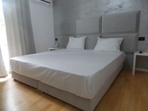 Tabla de planchar con plancha, cunas gratuitas y wifi gratis 