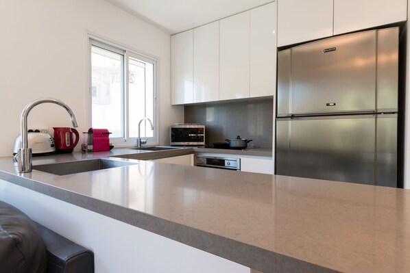 Classic Apartment, 3 Bedrooms | Private kitchen | Fridge, microwave, oven, stovetop - Comfort Family Apartment near Beach by FeelHome (Tel Aviv)