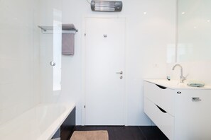 Bathroom - Comfort Family Apartment near Beach by FeelHome (Tel Aviv)