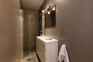 Classic Apartment, 3 Bedrooms | Bathroom | Separate tub and shower, deep soaking tub, free toiletries, towels - Comfort Family Apartment near Beach by FeelHome (Tel Aviv)