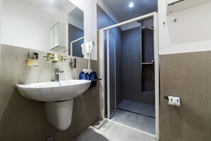 Shower, free toiletries, hair dryer, bathrobes - Bella Roma Luxury Accomodation (Rome)