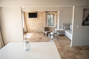 Suite Panorama | Seprai premium, minibar, brankas, dan ruang kerja ramah laptop