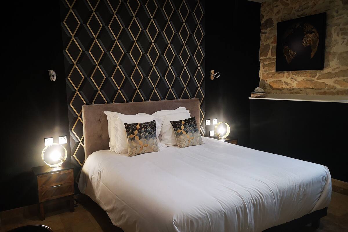 deluxe double or twin room | 1 bedroom, premium bedding, minibar, in-room safe