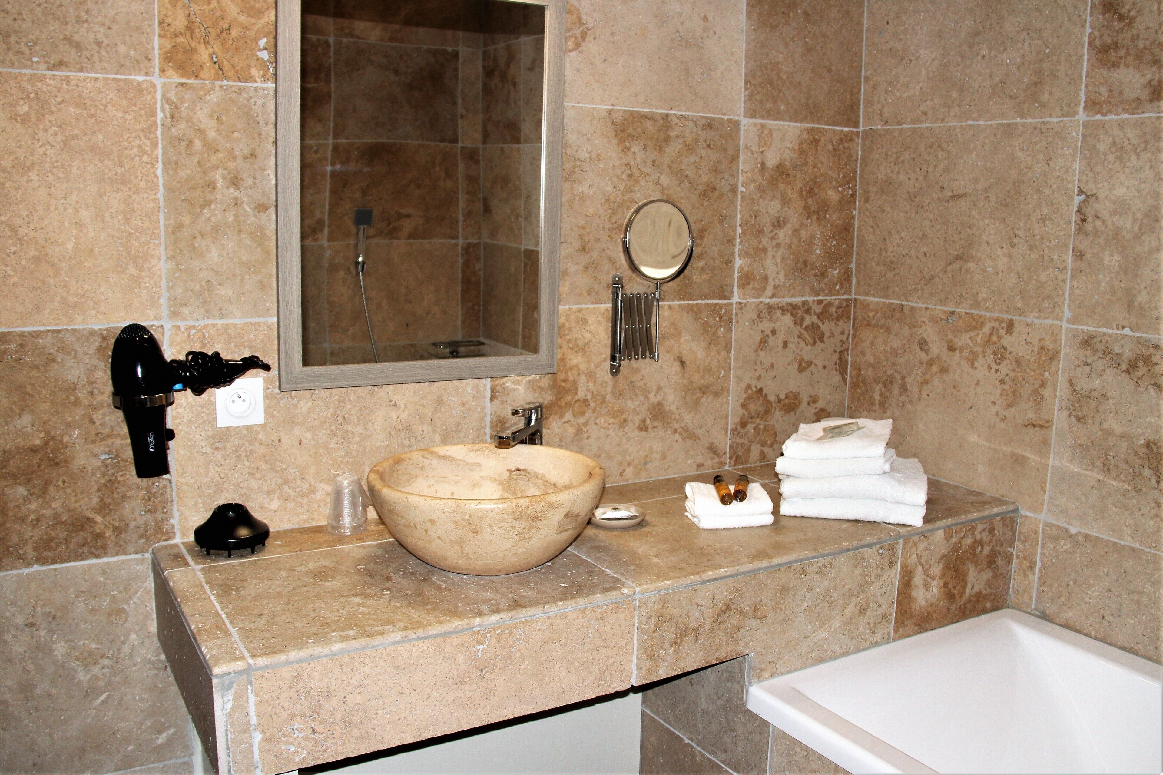 deluxe double or twin room | bathroom | separate bathtub and shower, rainfall showerhead, free toiletries