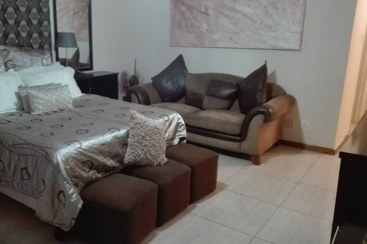 Suite – executive, 1 queensize-seng, massasjebadekar, hageutsikt | 1 soverom, skrivebord, strykejern/-brett og wi-fi (inkludert)