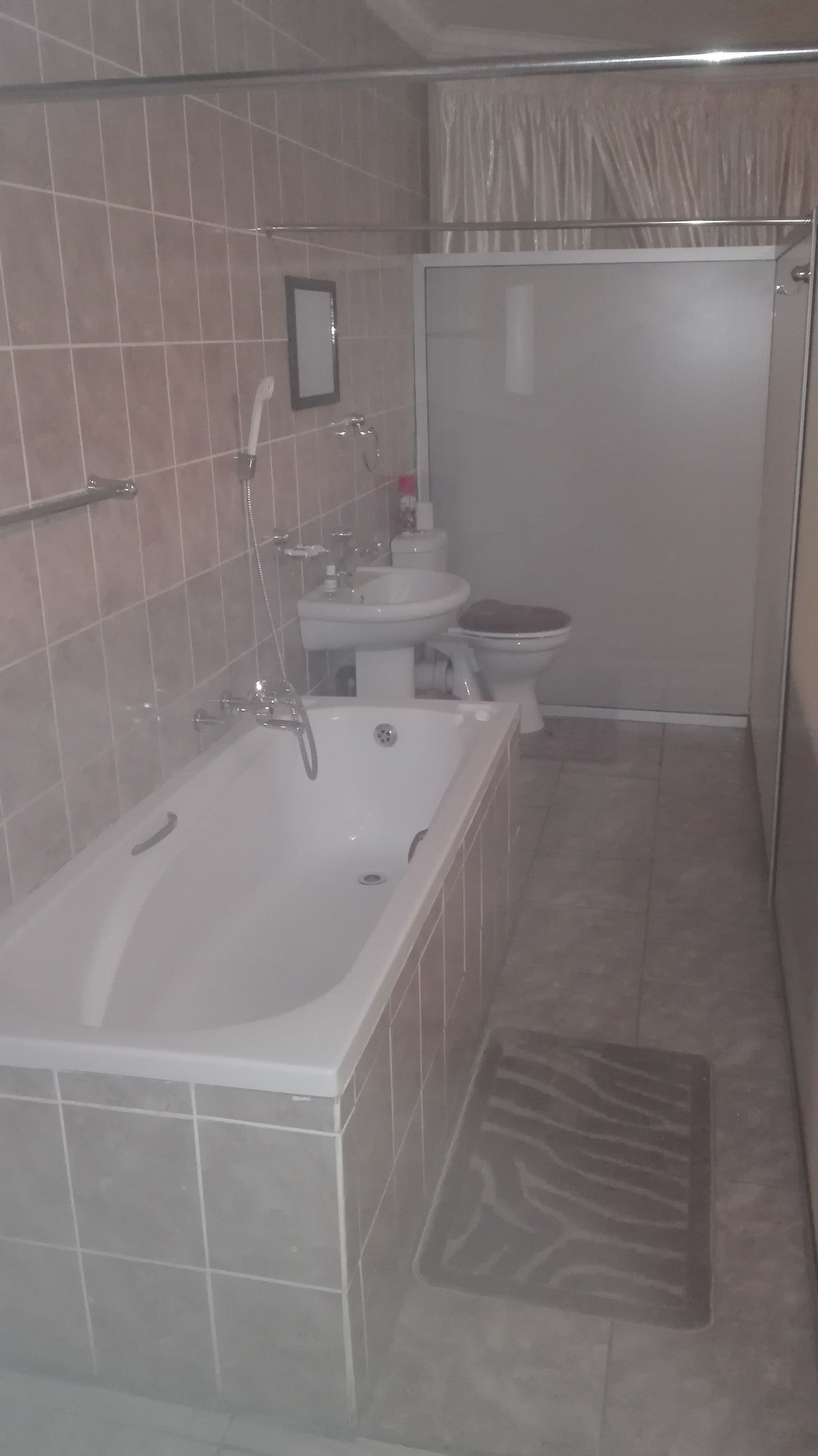 Un baño moderno con una bañera grande, un lavabo y un inodoro.
