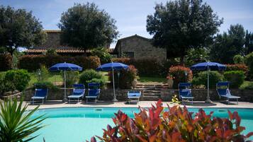Außenpool (je nach Saison geöffnet), Sonnenschirme, Liegestühle