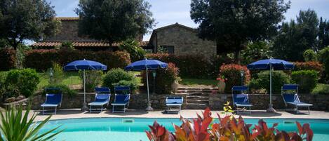 Außenpool (je nach Saison geöffnet), Sonnenschirme, Liegestühle