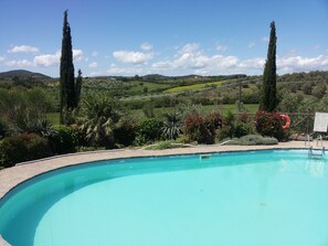 Seasonal outdoor pool, open 9:30 AM to 7 PM, pool umbrellas - Agriturismo Aiola (Campagnatico)
