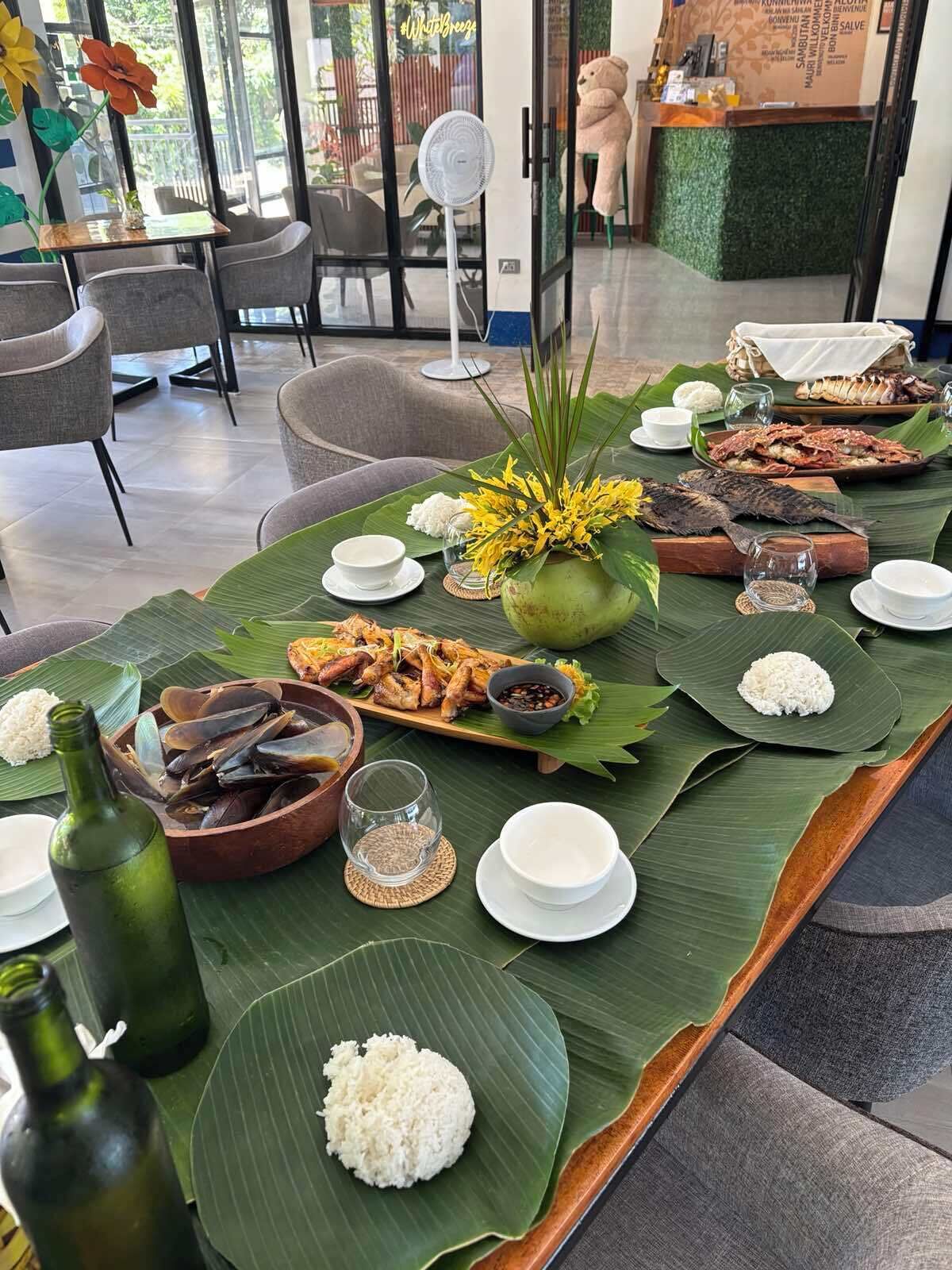 供应早餐、午餐和晚餐