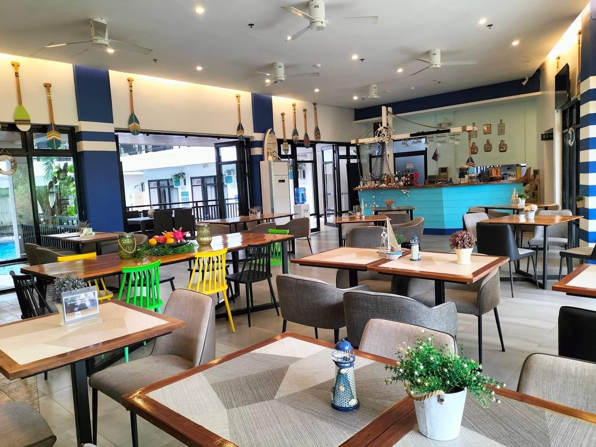 供应早餐、午餐和晚餐，地方菜