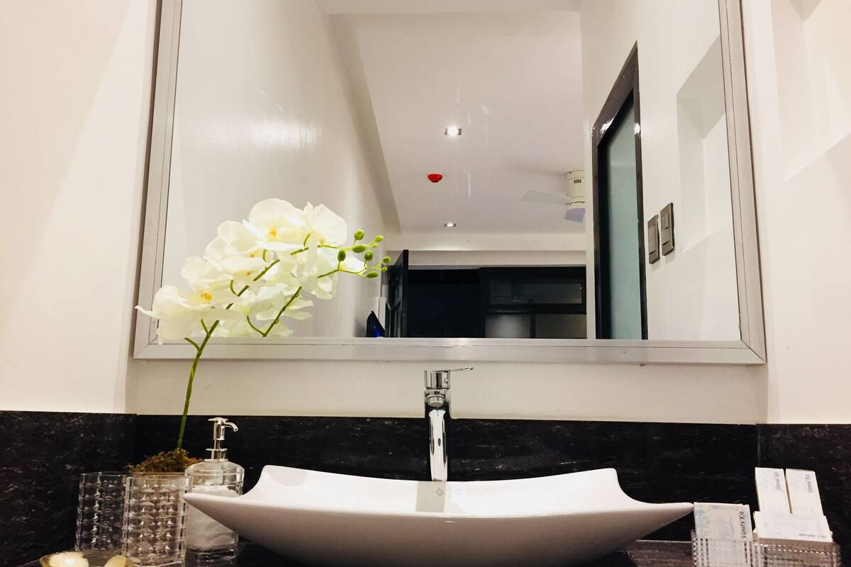 deluxe room | bathroom sink