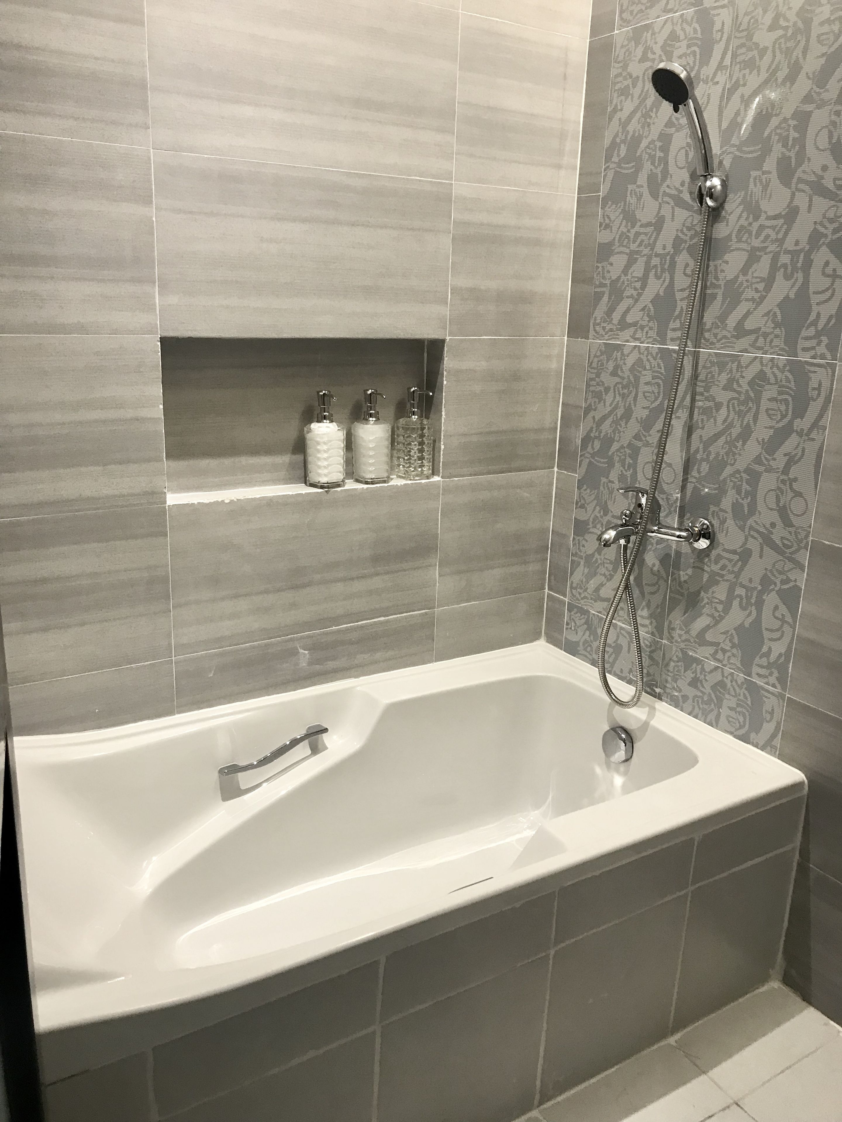 suite | deep-soaking bathtub