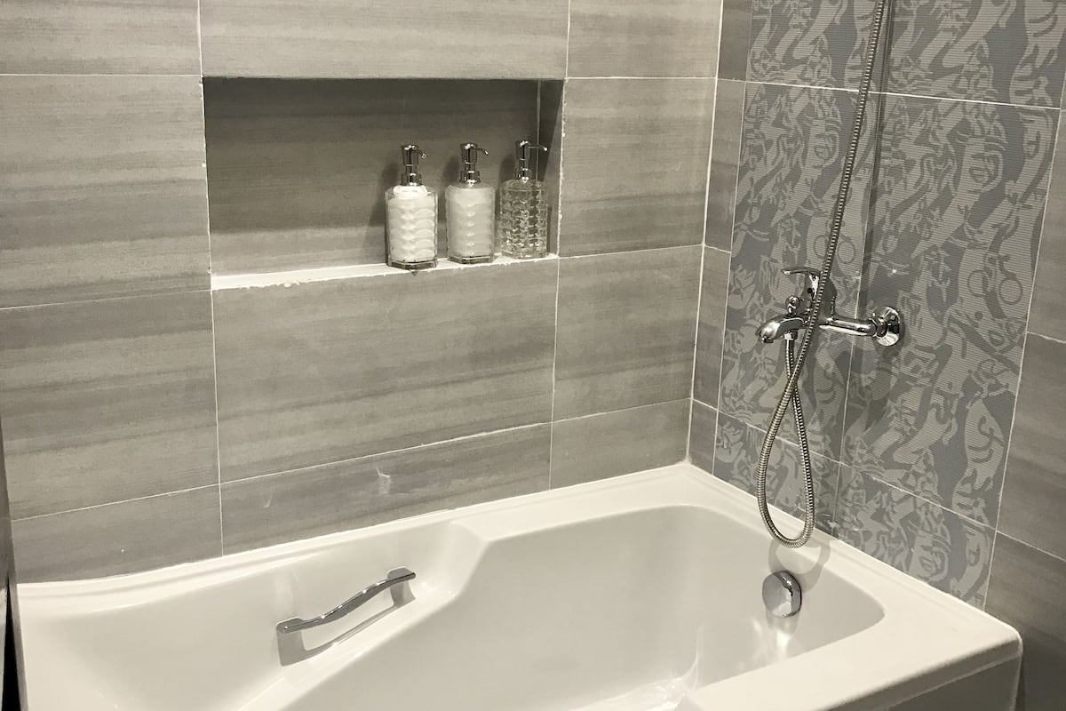 suite | deep-soaking bathtub