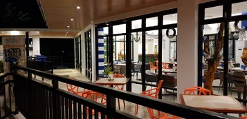 Fachada de la propiedad por la tarde o noche