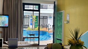 ห้องสวีท | ตู้นิรภัยในห้องพัก, โต๊ะทำงาน, เตารีด/โต๊ะรีดผ้า, เตียงเสริม/เปล