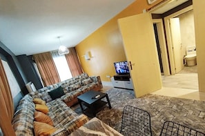 Televisión LCD de 82 pulgadas con canales premium, una televisión