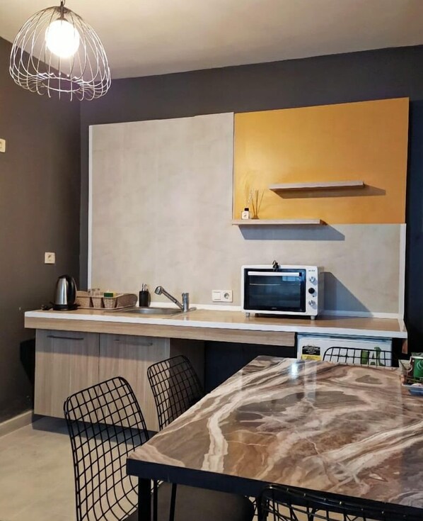 Condo, 2 Queen Beds | Private kitchen
