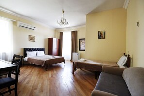 Chambre Quadruple Standard, 1 chambre, vue montagne | 1 chambre, literie de qualité supérieure, bureau, chambres insonorisées