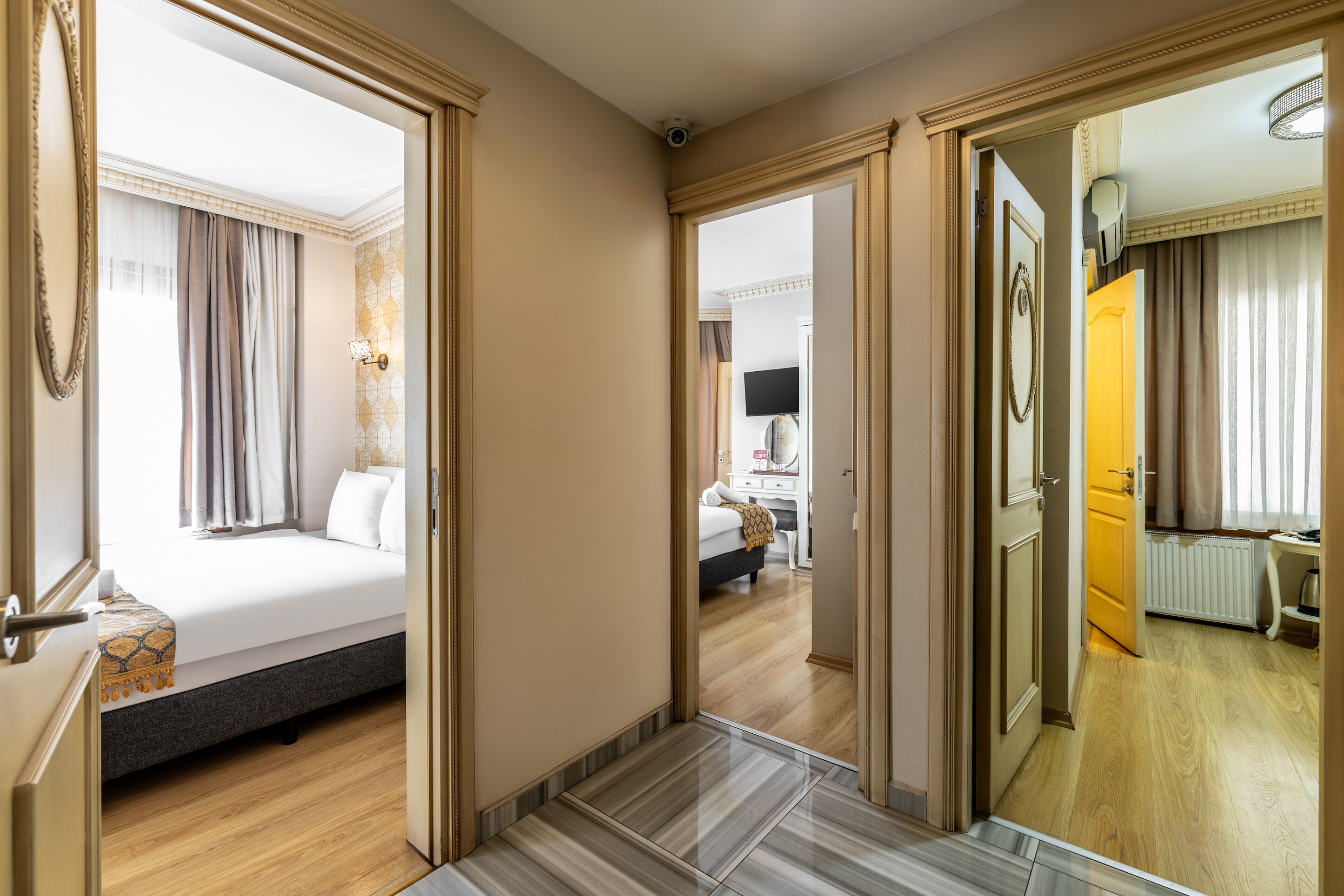 Een hotelkamer met een bed, bureau, stoel en badkamer.