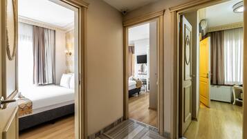 Een hotelkamer met een bed, bureau, stoel en badkamer.